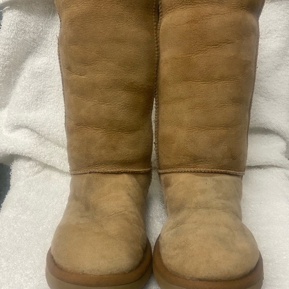 UGG Boots - Picture 1 of 7